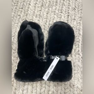 ASOS 4505 fur snow gloves.